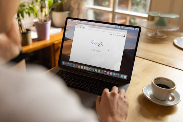 Ilustrasi cara presentasi di google meet, Foto oleh Firmbee.com di Unsplash