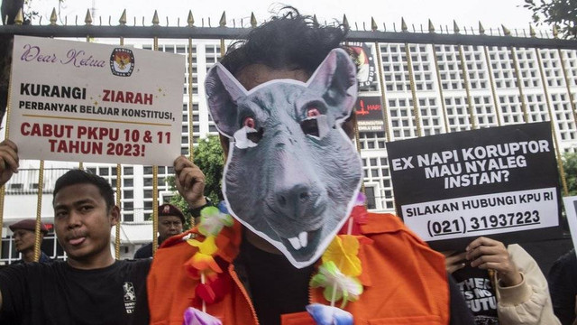 Sejumlah aktivis yang tergabung dalam Koalisi Kawal Pemilu Berintegritas berunjuk rasa di depan kantor KPU, Jakarta, Minggu (28/5/2023)