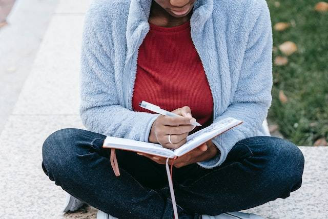 Contoh soal ulangan bahasa Indonesia kelas 11 semester 2. Sumber: pexels.com
