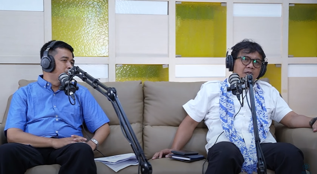 Sekretaris Direktorat Kemahasiswaan UGM, Hempri Suyatna (kiri) dan Wakil Rektor Bidang Kemahasiswaan, Pengabdian Masyarakat dan Alumni UGM, Arie Sujito (kanan) dalam podcast UGM tentang rekognisi kegiatan ekstrakurikuler. Foto: UGM