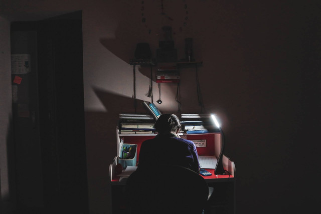 Ilustrasi Contoh Soal Karya Ilmiah Kelas 11. (Foto: Ramsha Asad | Unsplash.com)