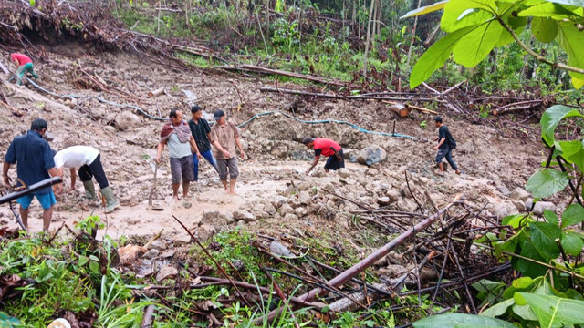 Empat rumah milik warga dan jalan di Desa Sirnasari, Kecamatan Leles, Cianjur tertutup material longsor akibat gempa berkekuatan 5,0 magnitudo di Sukabumi. Foto: Dok. Istimewa