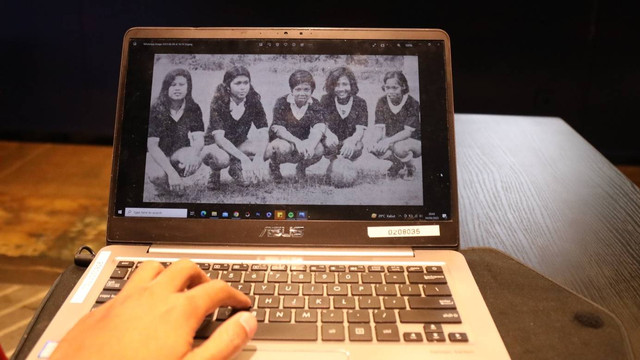 Penyerang-penyerang Putri Priangan, tim sepak bola wanita pertama di Indonesia. Foto: Kompas/Perpusnas/Repro Foto/kumparan