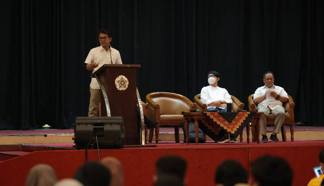 Arie Sujito memberi wejangan kepada mahasiswa peserta KKN PPM UGM periode II 2023. Foto: Dok. UGM