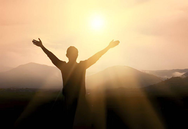 Ilustrasi men raise their arms sky thank. Sumber: Shutterstock