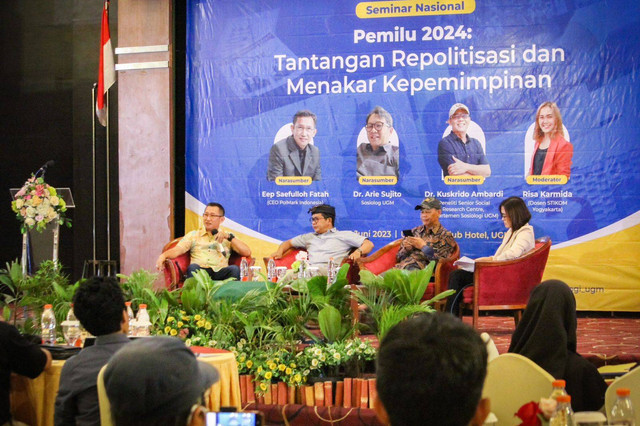 Eep Saefulloh Fatah, menjadi salah satu pembicara dalam sesi diskusi bertajuk ”Pemilu 2024: Tantangan Repolitisasi dan Menakar Kepemimpinan” di UGM Yogyakarta, Senin (5/6). Foto: H. Danuri