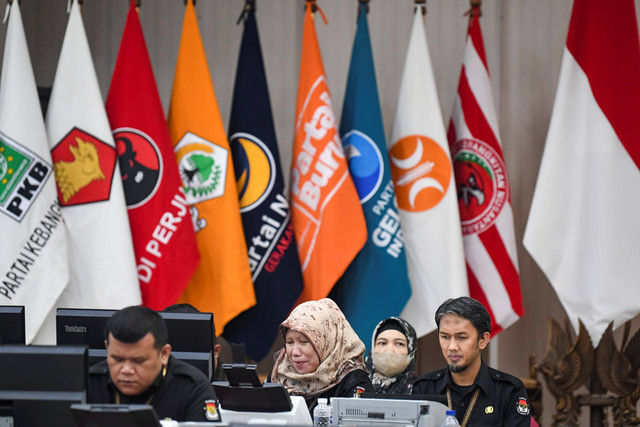 Petugas Komisi Pemilihan Umum (KPU) memverifikasi berkas bakal calon legislatif (bacaleg) Pemilu 2024 di Kantor KPU, Jakarta, Minggu (14/5/2023).  Foto: M Risyal Hidayat/ANTARA FOTO