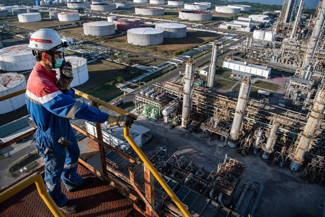 Petugas Pertamina saat berada di lokasi penampungan minyak mentah. Foto: Dok. Pertamina