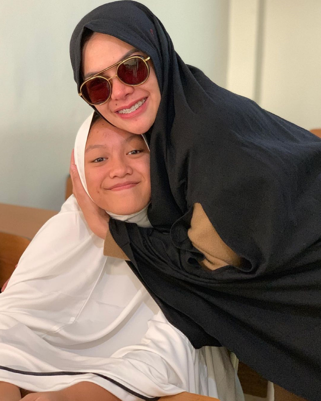 Nikita Mirzani dan putri sulungnya, Laura Meizani. Foto: Instagram/nikitamirzanimawardi_172