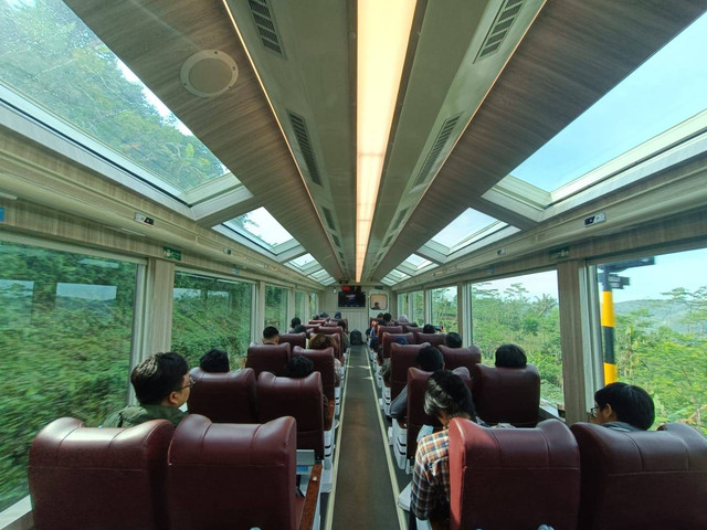 Suasana di dalam Kereta Panoramic Rute Gambir-Bandung. Foto: Akbar Maulana/kumparan