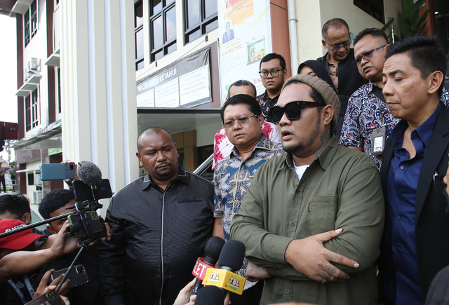 Musisi Virgoun saat ditemui wartawan usai mediasi di Pengadilan Agama Jakarta Selatan, Jakarta, Rabu, (7/6/2023). Foto: Agus Apriyanto