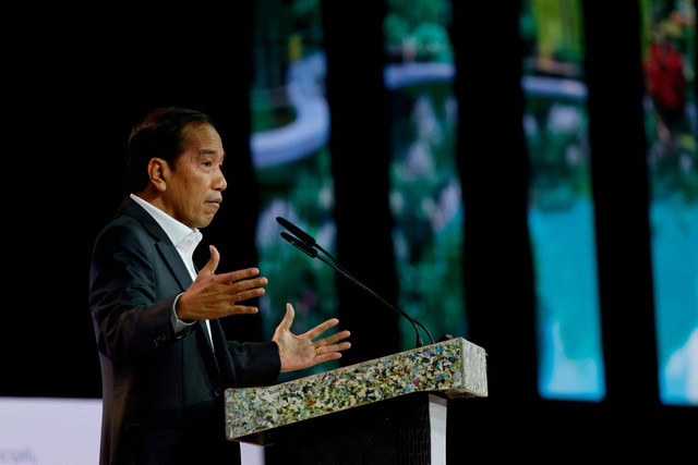 Presiden Joko Widodo berpidato di forum Ecosperity Week 2023 di Singapura, Rabu (7/6/2023). Foto: Edgar Su/REUTERS