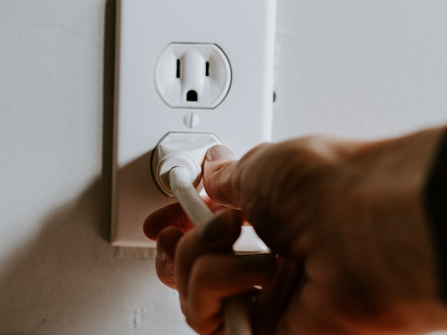 Ilustrasi fungsi power supply. Sumber: KellySikkema/unsplash.com.