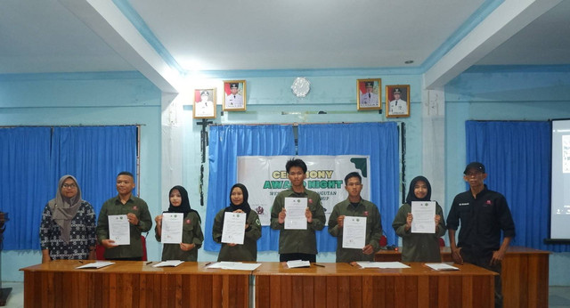 Enam orang penerima Beasiswa Peduli Orangutan Kalimantan Barat (WBOCS) tahun 2023. (Foto dok. Riko &Yayasan Palung).