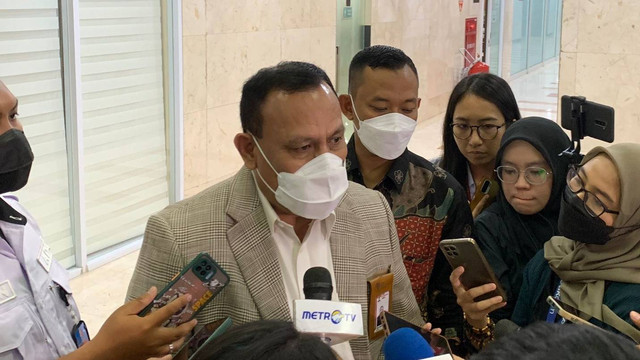 Ketua KPK, Firli Bahuri, menjawab pertanyaan wartawan di Gedung DPR pada Rabu (7/6). Foto: Luthfi Humam/kumparan