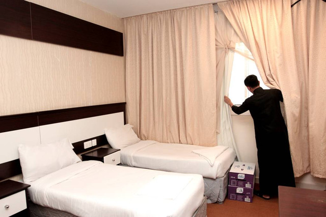 Kasie Layanan Akomodasi Daker Makkah, Abduh Diyah ur Rahman saat meninjau hotel Jawajer al Bait. Foto:  MCH 2023