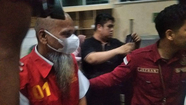 Tersangka korupsi penyimpangan pengelolaan keuangan pendistribusian dan pengangkutan Semen PT Baturaja Multi Usaha saat digiring oleh petugas Kejati Sumsel, Foto : Istimewa