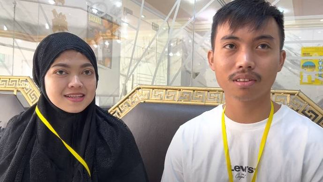 Ilham dan Mirna, suami istri, jemaah asal Gowa, Sulawesi Selatan, berangkat haji di usia 25 tahun.
 Foto: Ahmad Romadoni/kumparan