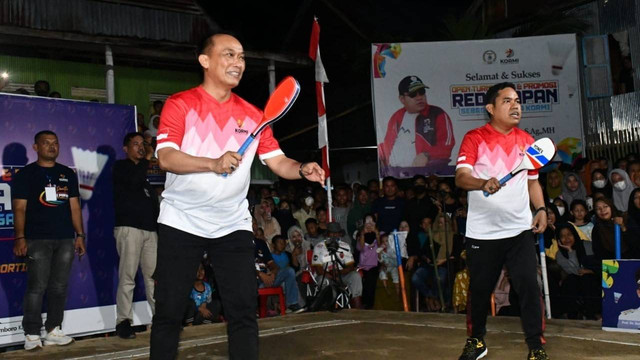 Penjabat Gubernur Sulawesi Barat Prof Zudan Arif Fakrulloh menjajal permainan redi papan di Desa Palece, Kabupaten Polewali Mandar. Foto: Diskominfopers Sulbar