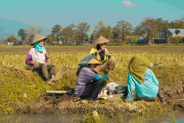 Petani sedang sarapan di sebuah petak sawah di Pati. Foto oleh Redicul Pict di Unsplash