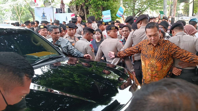 Suasana saat Luhut Binsar Pandjaitan tiba di PN Jaktim, Kamis (8/6/2023). Foto: Hedi/kumparan
