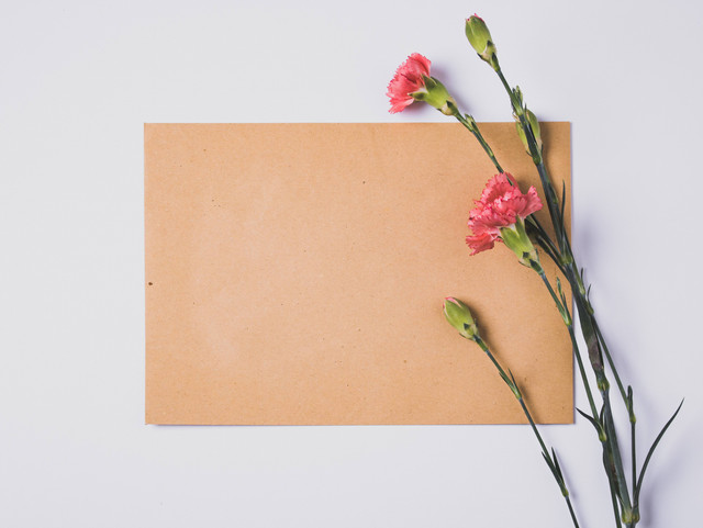 ilustrasi Cara Membuat Kartu Ucapan untuk Sahabat saat Ulang Tahun. Unsplash/Edward Howell.