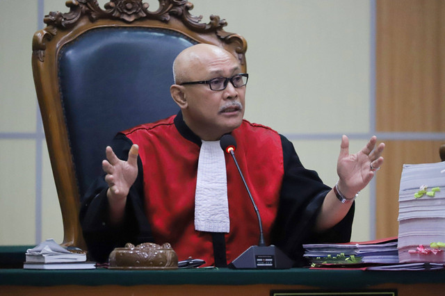 Ketua Majelis Hakim Cokorda Gede Arthana memimpin sidang di kasus Haris-Fatiah di Pengadilan Negeri Jakarta Timur, Kamis (8/6/2023). Foto: Jamal Ramadhan/kumparan