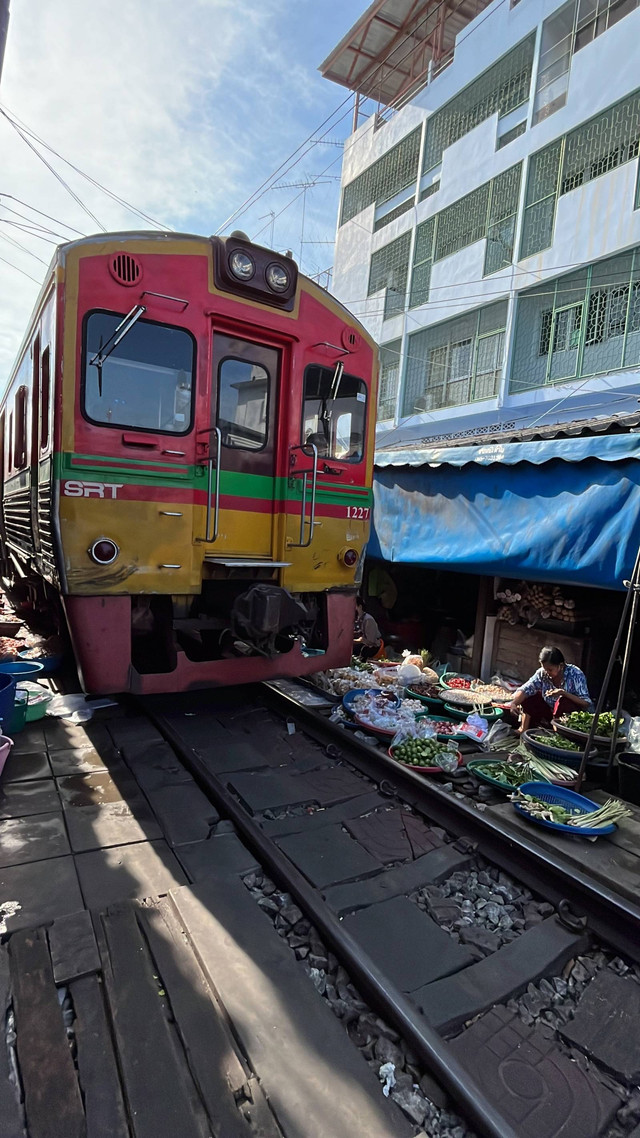 Suasana Maeklong Railway Market di Samut Songkhram, Thailand. Foto: DN. Mustika Sari/kumparan