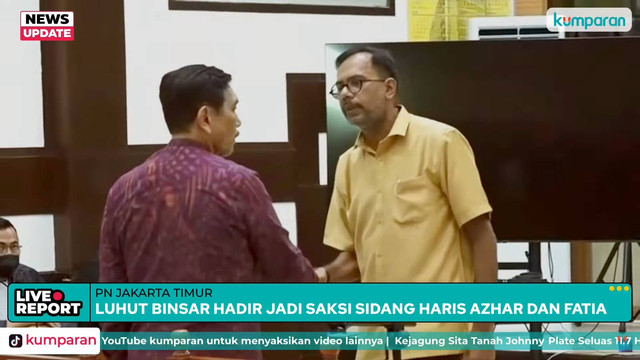 Menko Marves Luhut Binsar Panjaitan berjabat tangan dengan Haris Azhar saat sidang di Pengadilan Negeri Jakarta Timur Kamis (8/6/2023). Foto: kumparan