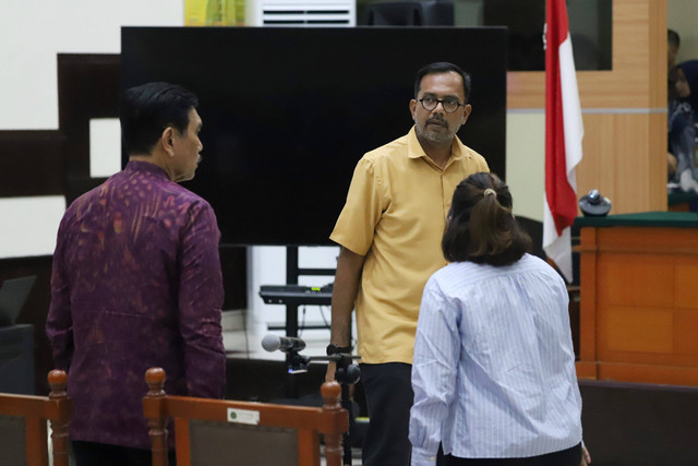 Menko Marves Luhut Binsar Panjaitan berjabat bersama Haris Azhar dan Fatia Maulidianty usai menjalani sidang di Pengadilan Negeri Jakarta Timur Kamis (8/6/2023). Foto: Jamal Ramadhan/kumparan