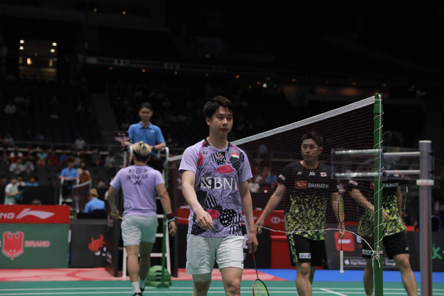 Marcus Gideon/Kevin Sanjaya saat melawan Takuro Hoki/Yugo Kobayashi di babak 16 besar Singapore Open 2023 di Singapore Indoor Stadium, Kamis (8/6). Foto: Dok. PBSI