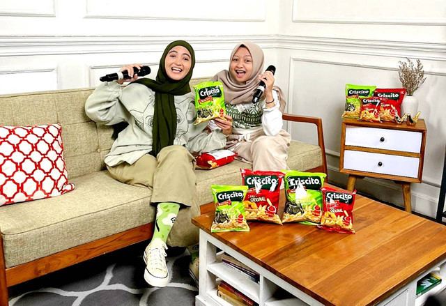 Arafah Rianti dan adik kecanduan kentang goreng crispy dari Criscito Potato Snack