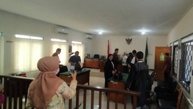 Terdakwa Sugeng Guruh Gautama Legiman alias Uge (41) di tuntut empat tahun penjara dalam perkara kecelakaan lalu lintas yang menewaskan Selvi Amalia Nuraeni (19). Foto: Dok. Istimewa