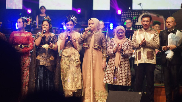 Putri Ariani (tengah) saat tampil di acara Simfoni Nusantara Orkestra di Taman Budaya Yogyakarta (TBY). Foto: Arif UT