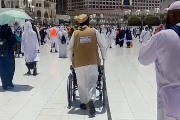 Petugas kursi roda resmi di Masjidil Haram. Foto: Ahmad Romadoni/kumparan