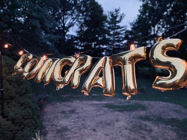 Ilustrasi ucapan selamat dan sukses dalam bahasa Inggris. Sumber: BrettGarwood/unsplash.com.