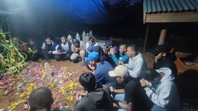 Pemakaman Chandra Ari Kusuma dihadiri pihak kampus Politeknik Caltex Riau (PCR) dan temannya di kampung halamannya di Rokan Hulu. Foto: Kampus PCR