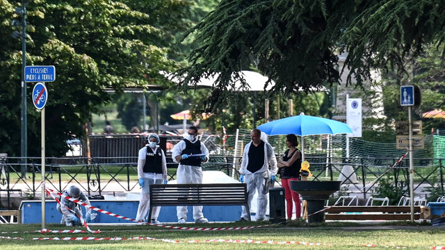 Polisi forensik Prancis bekerja di lokasi serangan penikaman di taman 'Jardins de l'Europe' di Annecy, di Pegunungan Alpen Prancis, Kamis (8/6/2023). Foto: Olivier Chassignole/AFP