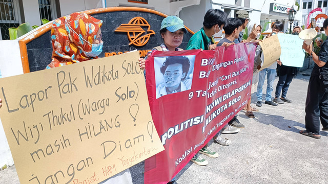 Presiden Joko Widodo dilaporkan ke Wali Kota Solo Gibran Rakabuming Raka oleh Koalisi Pegiat HAM Yogyakarta karena tak tepati janji menemukan aktivis Wiji Thukul, Jumat (9/6/2023). Foto: Arfiansyah Panji/kumparan