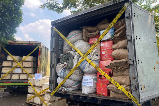 Kementerian Perdagangan dan Direktorat Jenderal Perlindungan Konsumen dan Tertib Niaga (PKTN) memusnahkan barang impor, Bateng, Jawa Barat, Jumat (8/6/2023). Foto: Alfadillah/kumparan