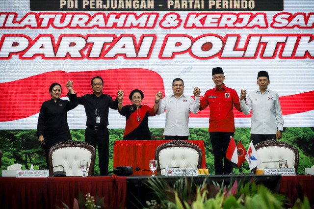 PDIP bersama Partai Perindo resmi bekerjasama dalam Pileg dan Pilpres 2024. Hal tersebut ditandai dengan penandatanganan kerja sama di DPP PDIP, Jakarta, Jumat (9/6/2023). Foto: Jamal Ramadhan/kumparan