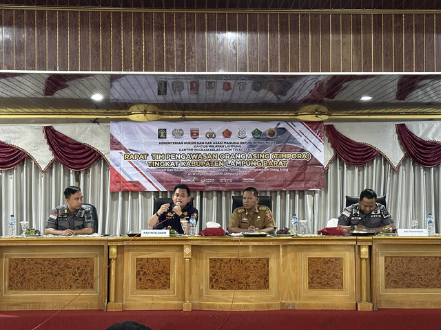 Pemateri memberikan informasi terkait orang asing di Kab. Lampung Bartt