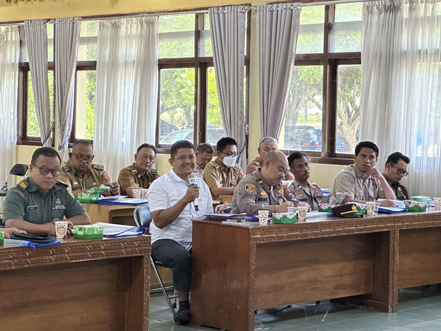 Kasat Intelkam Polres Lampung Barat memberikan pertanyaan