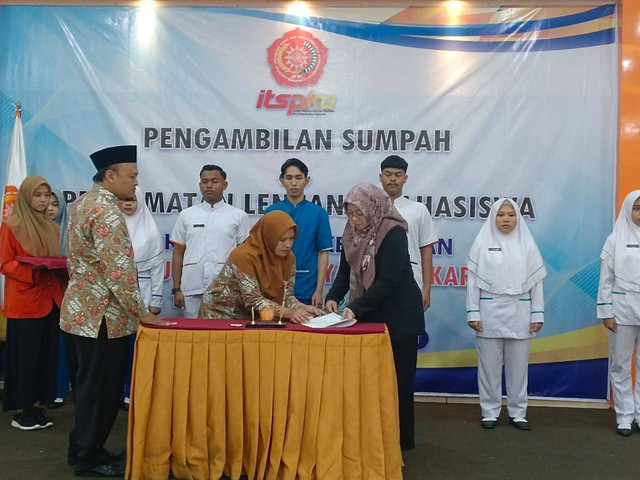 Sumpah dan penyematan lencana mahasiswa kesehatan by tg