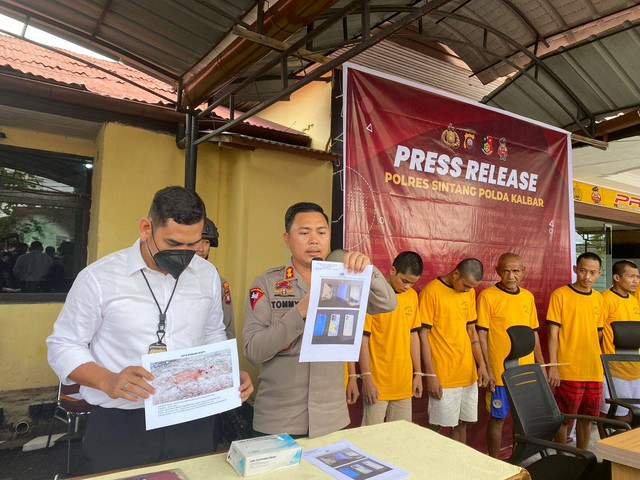Kapolres Sintang, AKBP Tommy Ferdian didampingi Kasat Reskrim Polres Sintang, IPTU Wendi Sulistiono menunjukan barang bukti berupa handphone tersangka yang digunakan untuk merekam video call saat meminta pacarnya menunjukan anggota tubuh. (Foto: Yusrizal/Hi! Pontianak)
