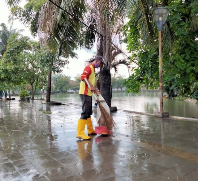 Ilustrasi petugas PHL tukang sapu jalan di Palembang. (foto: DLKH Palembang)
