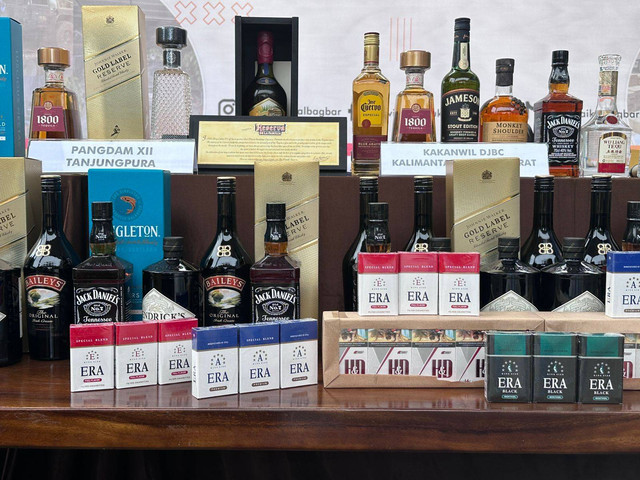 Bea Cukai Kalbagbar menyita sejumlah barang ilegal, termasuk rokok 'Era' yang tengah populer di masyarakat. Foto: Teri/Hi!Pontianak  