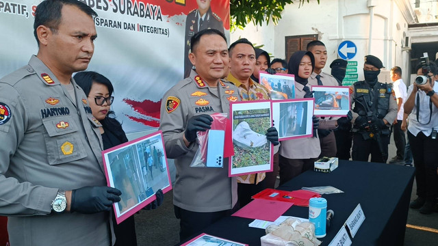 Polrestabes Surabaya menangkap Rochmad Bagus Apriyatna (41), pembunuh mahasiswi bernama Angeline Nathania (21) yang dimasukkan ke dalam koper dan dibuang di Hutan Raden Soerjo, Gajah Mungkur, Kecamatan Pacet, Mojokerto. Foto: Farusma Okta Verdian/kumparan