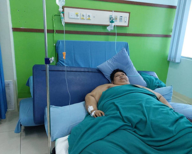 Muhammad Fajri (27) pria berbobot 300 kg menjalani perawatan di RSUD Kota Tangerang.  Foto: Dok. Istimewa