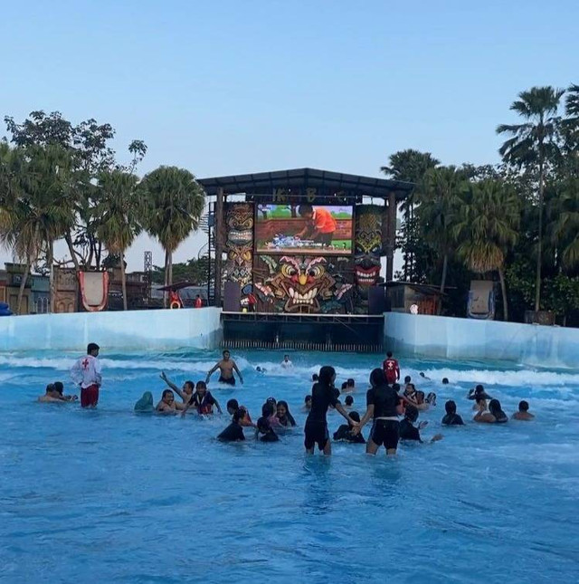 Keseruan bermain di Hawai Waterpark Malang dengan promo Plat N (Foto/Viona Carissa Thalita)